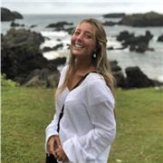 Chica estudiando Magisterio de Primaria con mucha soltura para ayudar a los niños